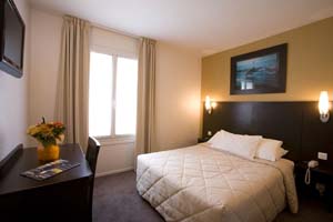 Superior double with city view, french bed, and private facilities (shower)